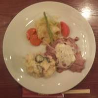 洋食 ヨコオ - 福島6"Restaurant YOKOO"「日替りランチ」750円のポークラグー(煮豚スライス)＆コンビネーションサラダ