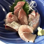 小安丸 - 刺身は鰤と鯛のみ
