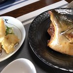 小安丸 - 鰤のあら炊きとイカの天ぷら