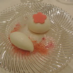 フレンチレストラン ミクニ サッポロ - 滝上町の月村さんが作ったフロマージュブランのムース　さくら風味　メレンゲと塩のアイスクリーム添え