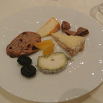 フレンチレストラン ミクニ サッポロ - フロマージュ　サント・モール・ド・トゥーレーヌ。カマンベール、興部のウオッシュ