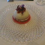 フレンチレストラン ミクニ サッポロ - ズワイガニと雲丹のコンソメジュレ　カリフラワーのムースリーヌ和え