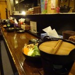 日向備長炭焼鳥 鳥仁 - カウンターにてファーストセッティング