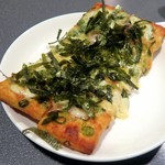 大衆BAR サムシング - ねぎとベーコンのピザ¥600