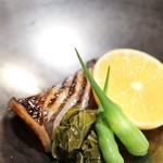 伊藤家のつぼ - 焼物（スミヤキ）大根の蕾と山葵の葉添え