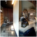 割烹 うめ笹 - 打ち水がしてあるエントランス・蹲