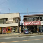 ラーメンショップ - 店の外観を道を隔てて