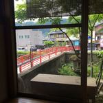 お抹茶処　宗祇庵 - 窓から見える川としみず橋