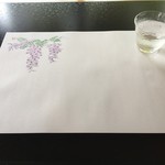 お抹茶処　宗祇庵 - ランチョンマット  テーブルに雰囲気のいい紙を置いて頂けます。藤の花です。