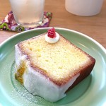 moricafe brunch&crepes - まるごとレモンケーキ(2018年バージョン)¥250(税込)
      