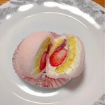 ハシモト洋菓子店 - 苺の桜大福 切ってみた