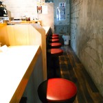 らー油肉つけうどんの南哲 - すっきりと洒落た店内にはカウンター席のみ。今風の洋楽が有線でかかっています。