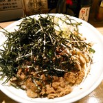 らー油肉つけうどんの南哲 - 甘辛の牛バラ肉、かいわれ、ねぎ、刻み揚げ、そして刻み海苔が沢山。