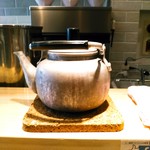 らー油肉つけうどんの南哲 - そば湯ならぬうどん湯＝うどんの茹で汁も出ます。お出汁ではありません。