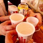 鉄人の味 たこ金 - 持ち込んだ日本酒で乾杯。広島と名古屋の地酒。