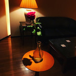 バー ル・サロン - テーブル席の横に薔薇が♪