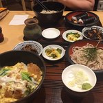 やぶ信 - 2018年4月。カツ丼ミニそばセットにはひじき煮とお新香付き。