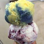 サーティワンアイスクリーム - なんか毒々しい色めの上段です(笑)