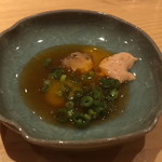 鮨 さかい - ◆カワハギの肝と卵黄で作った肝酢。よく混ぜていただきますが、美味しい。