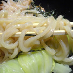 博多つけ麺 御○屋 - 「御○屋特製つけ麺」黒っぽい粒が練り込まれた中太麺