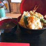 どんと屋 - 天丼には赤出汁付き