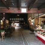 七賢 - 右側が試飲&販売ショップ。左は酒器や雑貨コーナーにカフェもあるよ。
