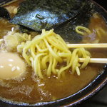 らーめん 井上家 - 麺はやや平打ちの太麺です