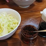 吉田のうどん さくら - キャベツに天かす、すりだね、醤油