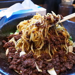 汁なし担々麺 階杉 - 先ずは箸ベタにして混ぜ返し