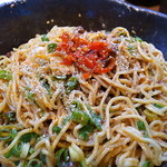 汁なし担々麺 階杉 - 好みの机上調味料を乗せて出来上がり