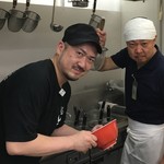 ラーメン屋 トイ・ボックス - 「トイ・ボックス」山上店主（左）と「饗 くろ㐂」黒木大将（右）