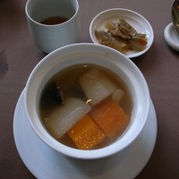香港1997 銀座店 - 香港土鍋炊き込み健康スープと漬物（搾菜）。