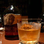 BAR Too - バーボン「バッファロートレース」。通常のシングルショットより多めの40mlで、たっぷり味わえる