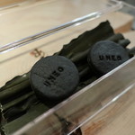 あま屋 - AMAYAのUNEOクッキー　（生ウニのクリームをサンドした昆布のクッキー）。