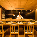 焼うお いし川 - 親方前田康衛カウンター