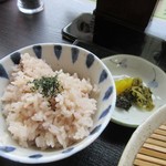 八女茶寮 - 茶そばセットのご飯は茶飯、茶の文化館らしくほうじ茶を使ったご飯でした。

テーブルに茶塩が置いてあったんで振りかけ替わりに少し使わせていただきました。