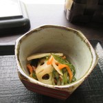 Yame Saryou - もう一品は地元の山菜を使った小鉢でした。
                      