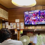 たちのみねこ - 店内風景。モニターTVには、紅白歌合戦で紅組の攻撃が、、、ではなく、野球の試合が流れていた。