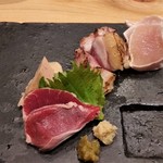 鶏と肴 フルヤ - 高坂地鶏の刺身盛り合わせ。これは食べるべき一品です。