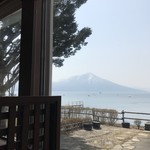 azzurro - 席からの眺め。支笏湖と恵庭岳。