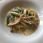 azzurro - イタリア産グアンチャーレとアスパラのクリームパスタ。3名で2種類、別に盛って出してくださいました。