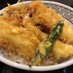 銀座 ハゲ天 - 月替わり天丼(4月)
            海老2尾、春椎茸、新玉葱、目張、烏賊、しし唐、スナップエンドウと筍と小海老のかき揚げ