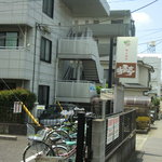 府中本町駅の陸橋をおりたところ