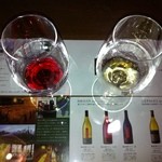 Okuizumo Budouen - 無償試飲２種・・・赤＝山葡萄種（色が薄い）　白＝デザートワイン（遅摘み）