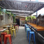 Arnold's Beach Bar - アプローチ