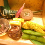 八寸　鯛糟寿司　油目新子南蛮漬け　鯛子落雁　枝豆　酢取り茗荷　鯛肝しぐれ煮　的穴子　小芋絹かつぎ　菖蒲