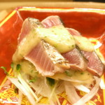 赤坂 菊乃井 - 向付　鰹たたき　新玉葱　かいわれ大根　青芽紫蘇　ポン酢ジュレ