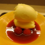 赤坂 菊乃井 - 水物　ミルクアイス　苺ソース
