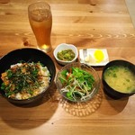 Sumibi Yakitori Mokkei - 【焼き鳥丼(700円)】お料理が出揃いました。