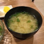Sumibi Yakitori Mokkei - 汁物は人参、玉ねぎ、しめじ入りのお味噌汁でした。(何気においしかった～♪)